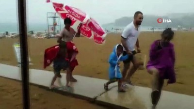  Aniden bastıran yağmur sonrası tatilciler sığınacak yer aradı