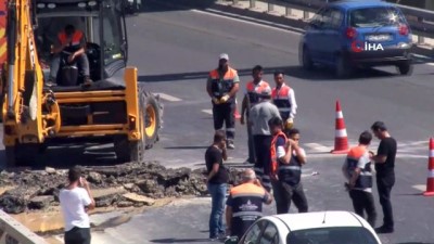 is makinesi -  Beylikdüzü E-5'te basınçlı su boruyu patlattı, su yola sızdı Videosu