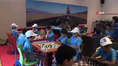 yaz okulu -  Eyüpsultan Belediyesi'nin Yaz Spor Okullarında satranç derslerine büyük ilgi  Videosu