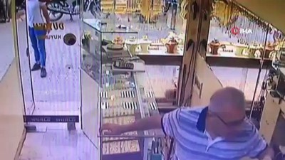  Hırsızın rahat tavırları pes dedirtti...Hırsızlık anı kamerada 