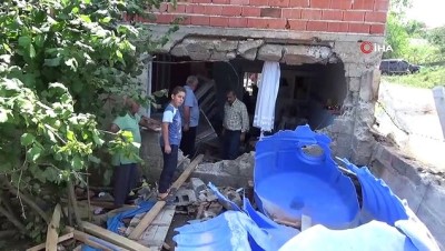 cankurtaran -  Kontrolden çıkan kamyon eve daldı Videosu