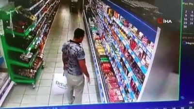  Markette ürünleri çantasına saklayarak çalmaya çalışan hırsız kamerada 