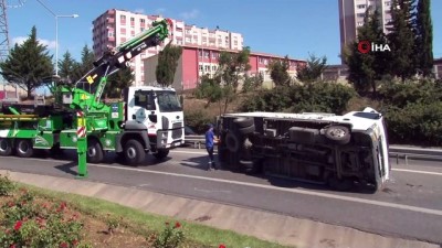 trafik polisi -  Ataşehir'de virajı alamayan kamyon devrildi: 1 yaralı...Devrilen kamyon trafikte uzun kuyruklar oluşturdu Videosu