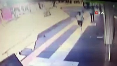 banka karti -  Çantası çalınan genç kız kapkaççıyı böyle kovaladı  Videosu