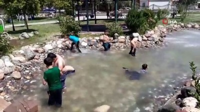 yuzme -  Sıcaktan bunalan çocuklar süs havuzlarında serinledi  Videosu