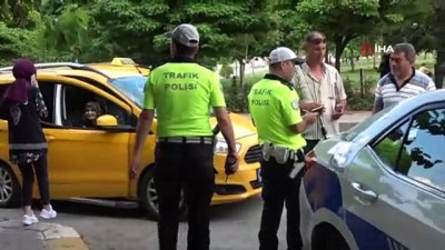 polis denetimi - Ticari taksilerin bagajından av tüfeği ve bıçak çıktı Videosu