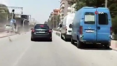 trafik lambasi -  Duvara çarpan otomobilin kaza anı araç kamerasında Videosu
