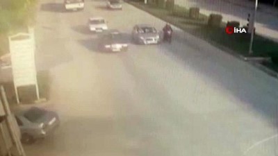 mobese goruntusu -  Kırmızı ışıkta bekleyen motosiklete çarptı:1 ağır yaralı Videosu