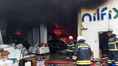  Samsun'da endüstriyel malzeme satan mağazada yangın
