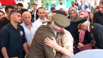 makam araci -  Şehit binbaşı son yolculuğuna uğurlanıyor  Videosu