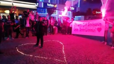 evlilik teklifi -  Şehrin en işlek caddesinde ilan-ı aşk etti  Videosu