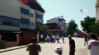tahkikat -  3 katlı binanın çatısı alevlere teslim oldu  Videosu