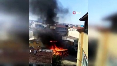  Pendik Güzelyalı’da bir binanın etrafındaki kerestelerden çıkan yangın yandaki binaya sıçradı. Yangına çok sayıda itfaiye ekibi müdahale ediyor
