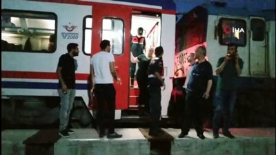 tren istasyonu -  Çıkan tartışma yüzünden tren 2 saat rötar yaptı, yüzlerce kişi mağdur oldu  Videosu