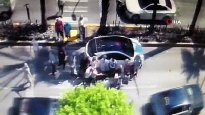 yaya gecidi -  2 vatandaşın yaya geçidinden geçerken otomobilin çarpmasıyla savrulduğu kaza kamerada Videosu