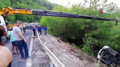 tur otobusu -  Antalya’da tur midibüsü devrildi: 1'i ağır 20 turist yaralı Videosu