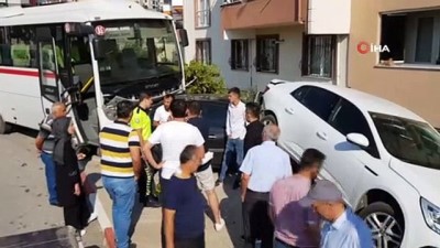 isci servisi -  Freni çekilmeyen servis aracı park halindeki araçları biçti  Videosu