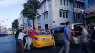 bicakli kavga -  Taksiciyle yolcunun bıçaklı kavgası kamerada  Videosu