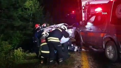 cenaze araci -  Otomobil tomruk yüklü kamyona çarptı: 2 ölü 2 yaralı Videosu