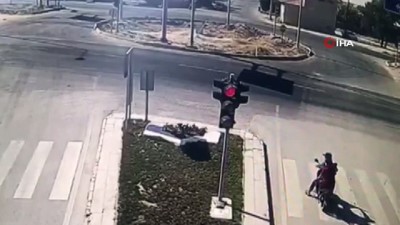 motosiklet surucusu -  Otomobilin motosiklete çarptığı kaza güvenlik kamerasına yansıdı: 4 yaralı Videosu