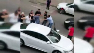  Ümraniye’de trafikte tekme tokat kavga kamerada 