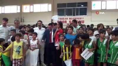 spor kompleksi - Başkan Beyoğlu’ndan yaz spor okullarına katılan çocuklara malzeme desteği  Videosu