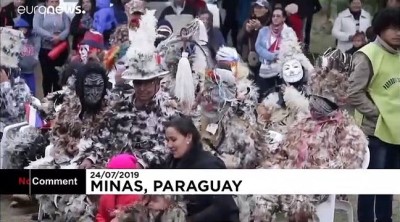 Paraguay'da koruyucu azizin anısına Katolikler tavuk tüyüyle süslenerek yürüdü