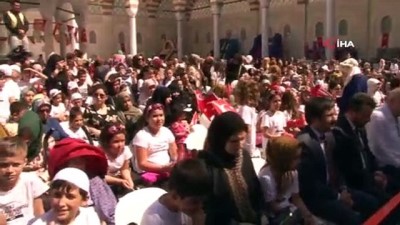 imam hatip okullari -  Üsküdar’da yaz Kur'an kurslarına dev bayrakla veda edildi...Çamlıca Camii'nin avlusunda açılan dev Türk bayrağı havadan görüntülendi  Videosu