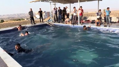 hafta sonu tatili - Köyde tatil yapıp, havuzda serinliyorlar - BATMAN  Videosu