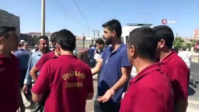 koltuk alti -  Diyarbakır'da makas atan otomobil yol kenarındaki taşlara çarptı: Baba öldü, oğlu yaralı  Videosu