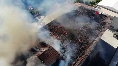  Esenyurt’ta okul çatısında çıkan yangın havadan görüntülendi