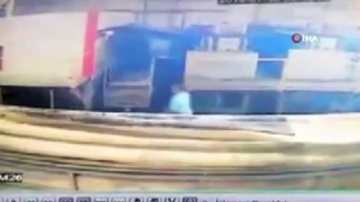 carpma ani -  Fabrikada forkliftin işçiye çarptığı kaza kamerada  Videosu