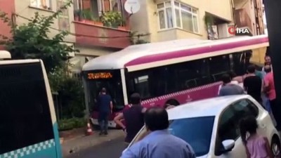 mahsur kaldi -  Kağıthane’de freni boşalan halk otobüsü iş yerine girdi  Videosu