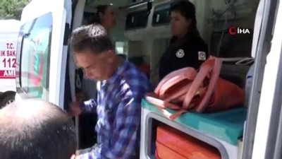 bebek -  Otomobil kaldırıma çarptı: 8 yaralı  Videosu