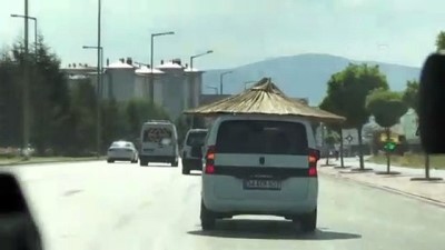 Trafikte 'plaj şemsiyesi' ile seyreden araç - KONYA 