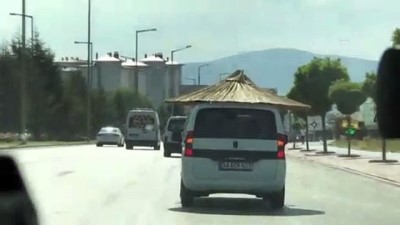 ilginc goruntu - Trafikte 'plaj şemsiyesi' ile seyreden araç - KONYA  Videosu