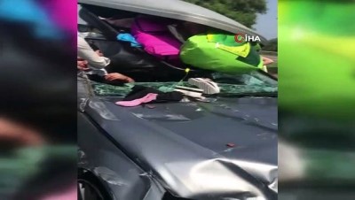 luks otomobil -  Otomobil tır’a arkadan çarptı; 3 yaralı  Videosu