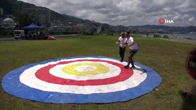  Yamaç paraşütü yapan turist kendini yarışmanın içinde buldu
