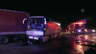 yolcu otobusu - Bilecik'te yolcu otobüsü tıra çarptı: 17 yaralı  Videosu