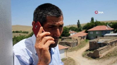 cami minaresi -  Bu köyde vatandaşlar telefonla görüşmek için cami minaresine çıkıyor Videosu