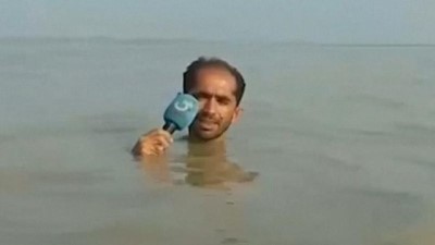 Pakistanlı gazetecinin boğazına kadar sel suyuna girdiği video sosyal medyada gündem oldu