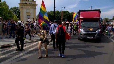 Polonya'da LGBTİ+ yürüyüşüne aşırı sağcılardan saldırı 