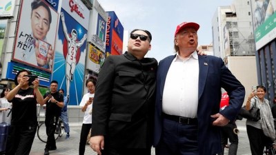Donald Trump'la Kim Jong Un, Osaka sokaklarında kol kola yürüdü 