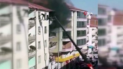 Apartmanda çıkan yangında 60 kişiyi iş makinesiyle kurtardı