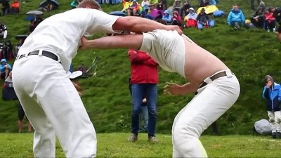 Avusturya Alplerinde geleneksel Kelt güreşi etkinliği