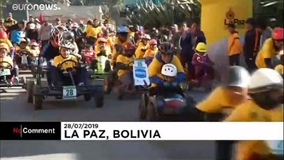Bolivya'da yüzlerce çocuk aileleri ile birlikte tornet arabası yarışına katıldı