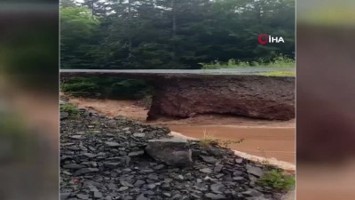  - Kanada’da Sel Nedeniyle Yol Çöktü