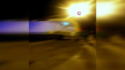 tren istasyonu -  Tren önce araca çarptı, sonra raylardan çekti  Videosu
