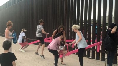 ABD-Meksika sınırındaki 'Trump duvarı'nı pembe tahterevalliyle aştılar 