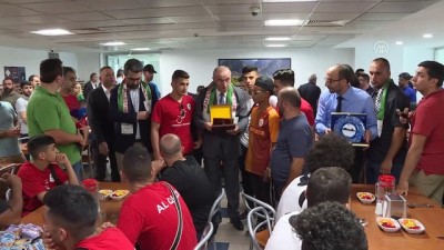 Abdurrahim Albayrak, Filistinli futbolcuları konuk etti - İSTANBUL 